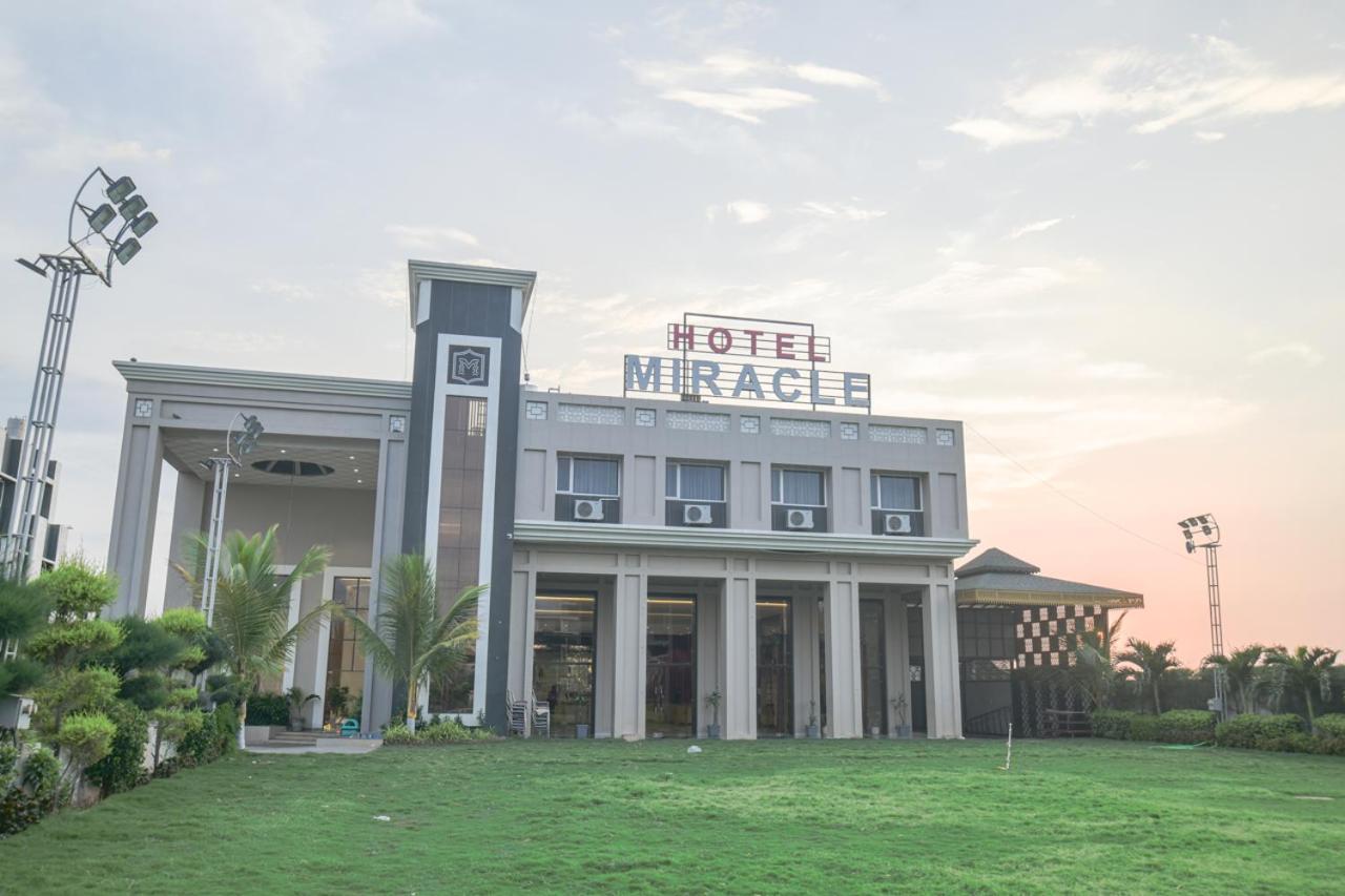 Hotel Miracle 2Km From Mahakal Temple Ujjain Exteriör bild