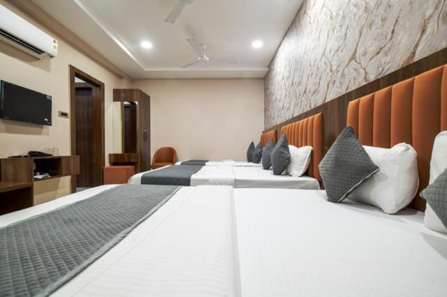 Hotel Miracle 2Km From Mahakal Temple Ujjain Exteriör bild