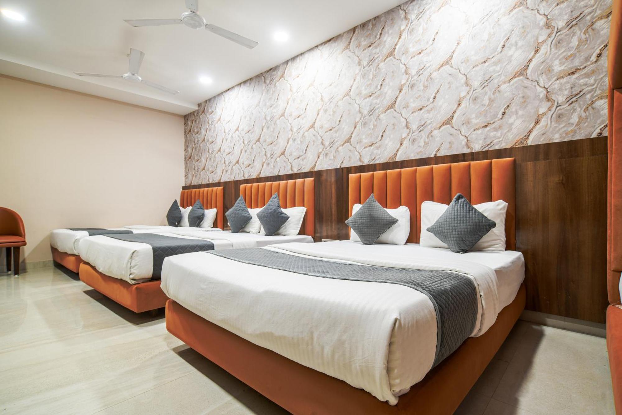 Hotel Miracle 2Km From Mahakal Temple Ujjain Exteriör bild