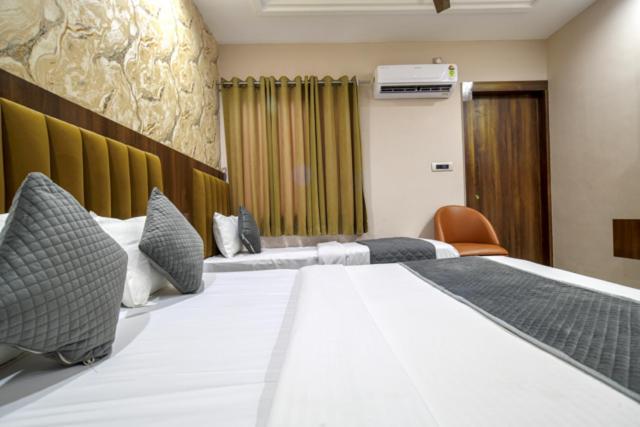 Hotel Miracle 2Km From Mahakal Temple Ujjain Exteriör bild