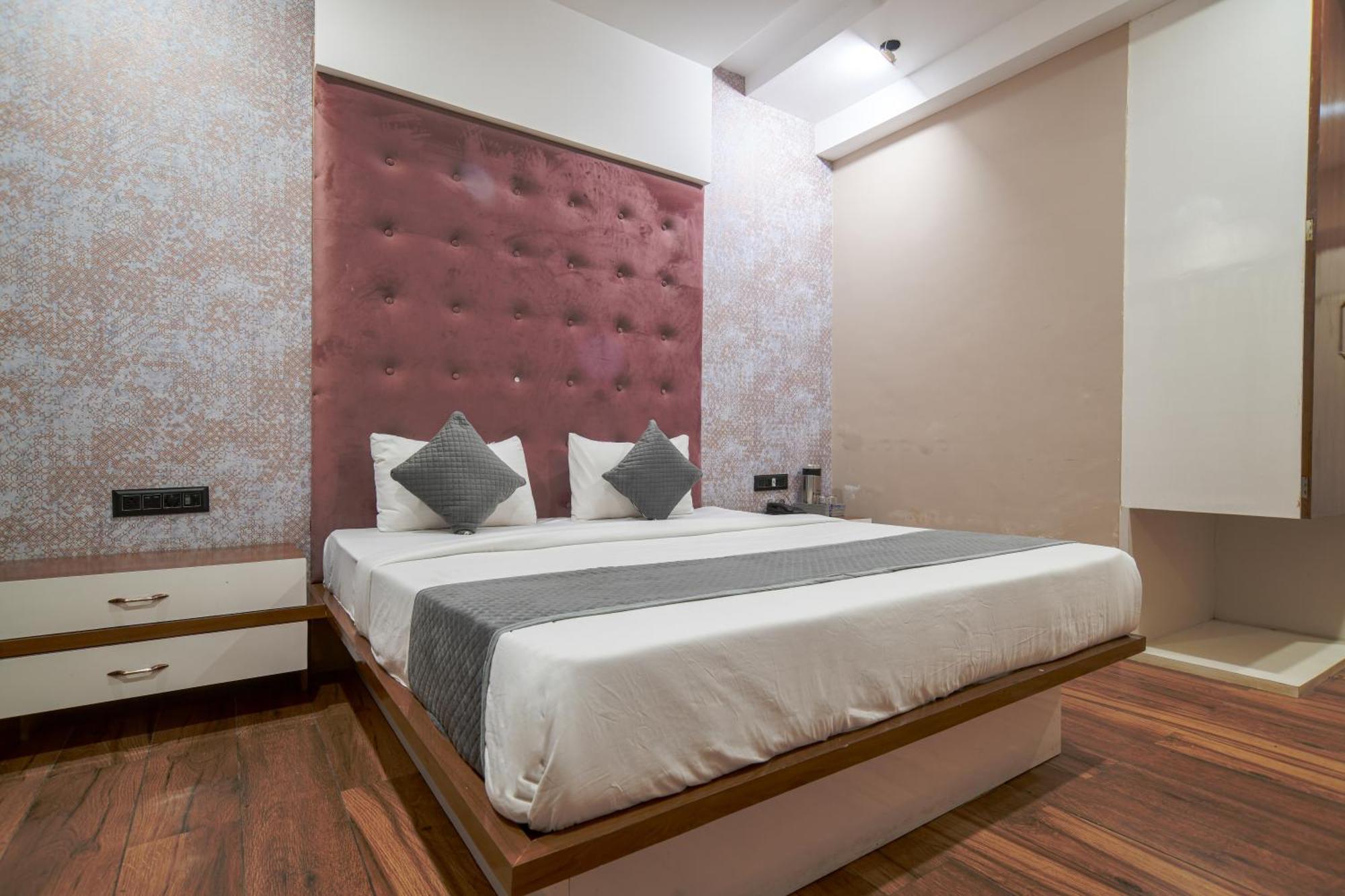 Hotel Miracle 2Km From Mahakal Temple Ujjain Exteriör bild