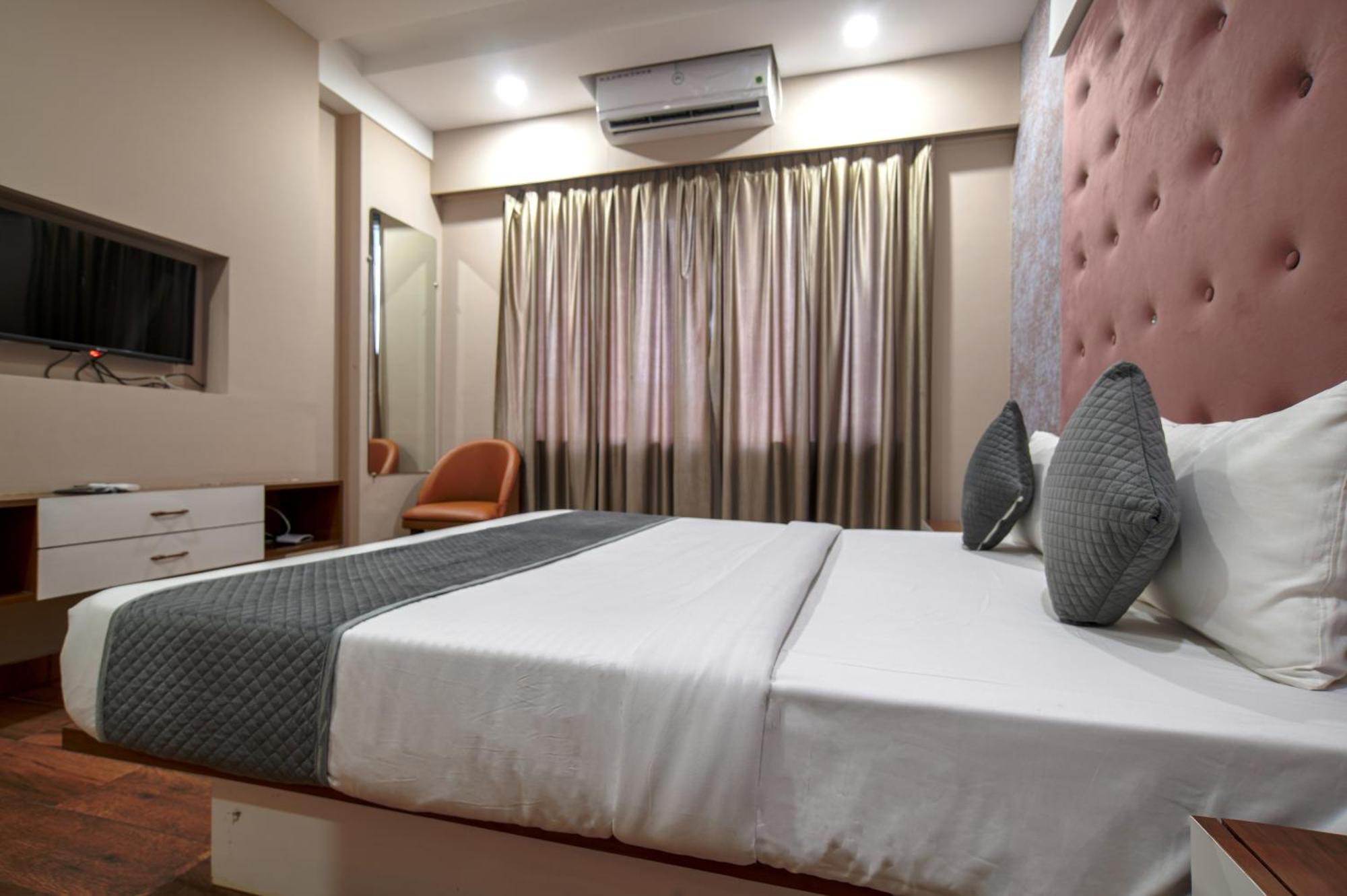 Hotel Miracle 2Km From Mahakal Temple Ujjain Exteriör bild